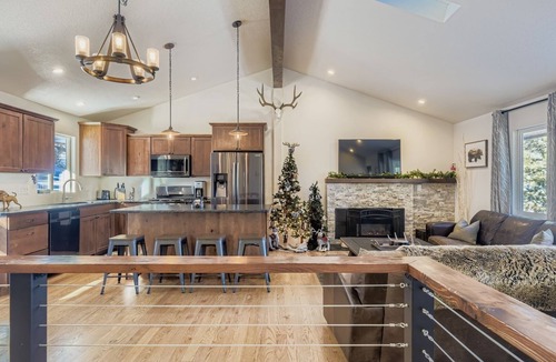Bailey House | THE RÛSTIC MTN HOUSE 4B 3BA Cal Spas Hot Tub 2.5 Acres Private 🌲