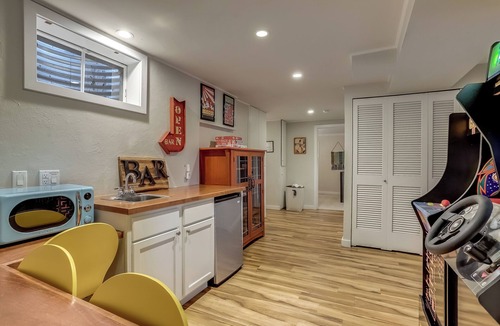 Bel Aire House | The Red Rocks Basecamp: Flatiron Views, Hot Tub, & Vintage Arcades!