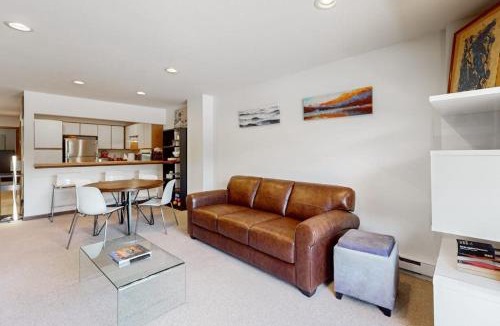 Avon Apartment | The Seasons at Avon 208