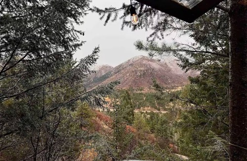 Cascade-Chipita Park Cabin | THE Treehouse, Panoramic Views, Coffee Bar, KING Bed