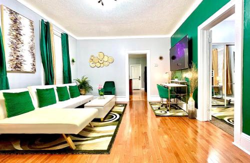 Tremont House | The Tremont Emerald - By Christmas Story House - Historic Charm & Modern Comfort Near Downtown With Parking, 300MB Wifi & Self Check-In