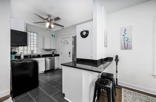 Cleveland House | The Turquoise Oasis: A Serene 6BR Near Cleveland Clinic