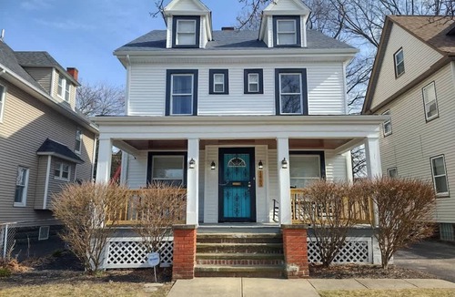 Cleveland House | The Turquoise Oasis: A Serene 6BR Near Cleveland Clinic