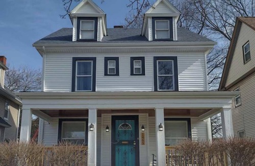 Cleveland House | The Turquoise Oasis: A Serene 6BR Near Cleveland Clinic