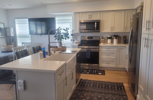 Silver Strand House | The ultimate beach getaway charming 3-bdrm 2-bath home steps from a sandy Beach