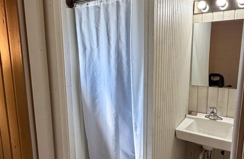 Bay View Bed & Breakfast | The Vinyl Lounge at The Cedar