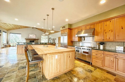 Glenwood Springs House | Themed MovieRm, Hot Tub,2Fireplaces, InFloorHeating, EZ Drive Aspen &hot springs