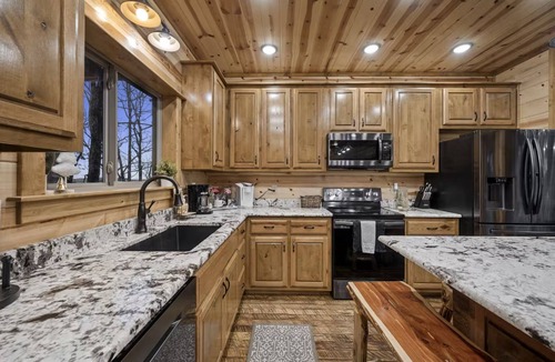 Almont Apartment | Three Bears Hideout Luxury Mountain Cabin Getaway for Families Groups