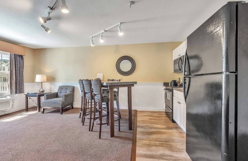 Kelleys Island Hotel | Three Bedroom 2 Bathroom Hotel Suite