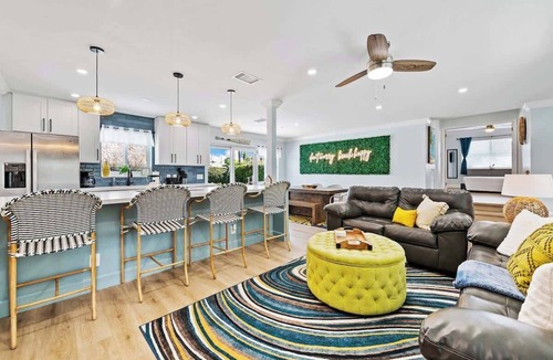 Dania Beach House | Tiki Paradise! Pool, mini golf, kids’ playhouse, arcade!