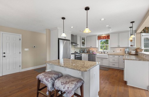 Burgettstown House | Timeless Renovated Pre-Civil War Guest House