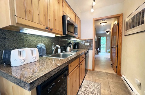 Telluride Condo | Top Floor Bay Window, Mountain & River Views + Pool & Hot Tub