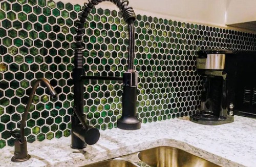 Glendale Condo | Top Floor. Cathedral Ceilings, Excellent Wi-FI - 20% off for 30 days