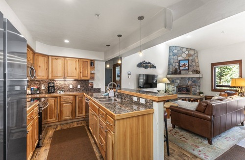 Steamboat Springs Condo | Top Floor Condo - Perfect for 3 Couples - Hot Tubs, Free Bus Route, Private Washer/Dryer,
