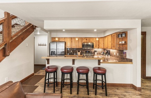 Steamboat Springs Condo | Top Floor Condo - Perfect for 3 Couples - Hot Tubs, Free Bus Route, Private Washer/Dryer,