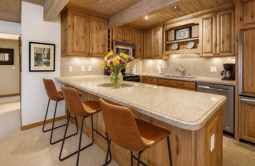 Downtown Condo | Top Floor Condo w/Mountain Views & Charm
