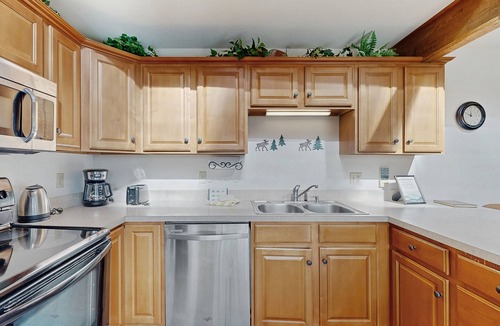 Wildernest Condo | Top-floor condo with mountain views, easy skiing, balcony & hiking