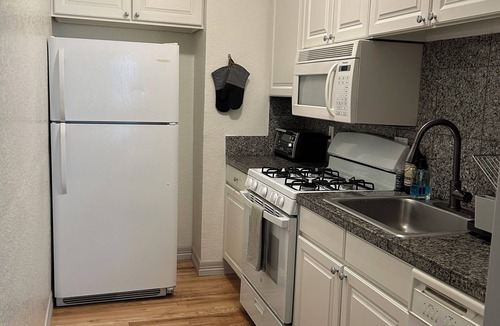 Uptown Apartment | Top floor Uptown apartment! Pet friendly in a lively neighborhood