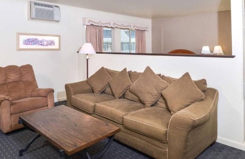 Solvang House | Top Pick! 3 Family-Friendly Units w/ FREE BFast, Stroll Around Sunny Fields Park