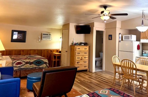 Manitou Springs Cabin | Town-N-Country Cottages