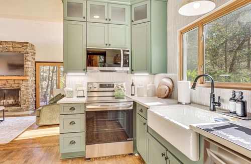 Cuyahoga Falls House | Trails, Wine & Events! Cuyahoga Falls Retreat