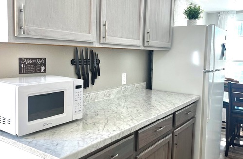 Hawthorne Cottage | Tranquil 1-bedroom cottage with AC in charming Hawthorne and pet friendly.