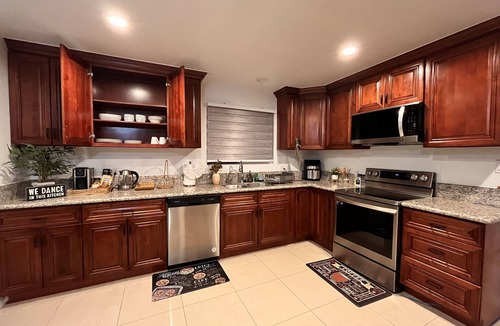 Midway City House | Tranquil Retreat in Little Saigon. 15’ from DISNEYLAND
