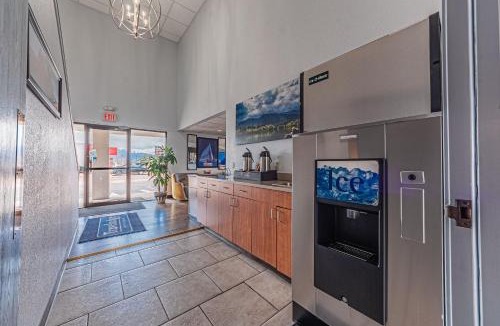 Cimarron Hills Hotel | Travelodge by Wyndham Colorado Springs Airport - Peterson SFB