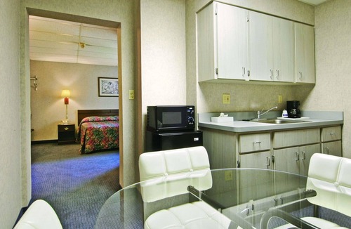 Lakewood Hotel | Travelodge by Wyndham Cleveland Lakewood