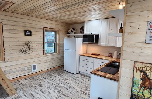 Peyton Cabin | Tree House 1-bedroom cabin in Peyton with WiFi access