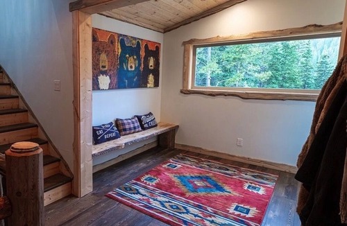 Breckenridge House | Treehouse Lodge-Featured in Thrillist Magazine and on Fox "American Dream Home"