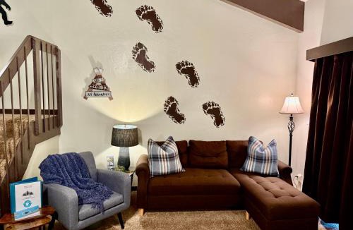 Yosemite West Apartment | Treetop Condo in Yosemite-Sleeps 6-Balcony