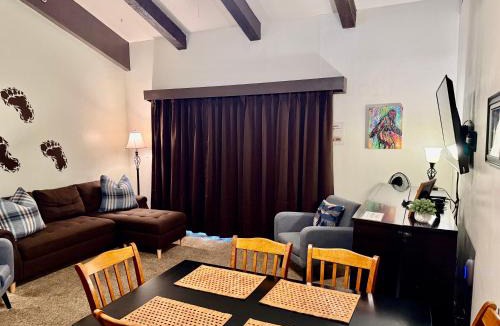 Yosemite West Apartment | Treetop Condo in Yosemite-Sleeps 6-Balcony
