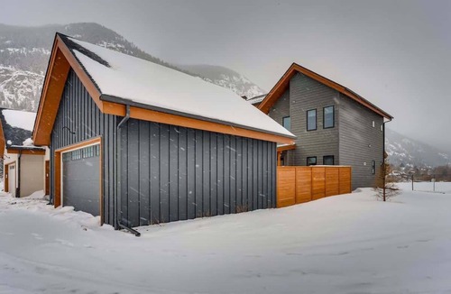 Georgetown Condo | Trekker Townhome | Mountain Charm | New Floors!