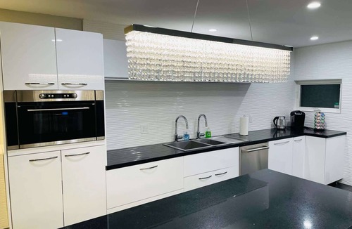 Old Southwest House | Triplex in Great Neighborhood/6 BR/10TVs/Sleeps 23