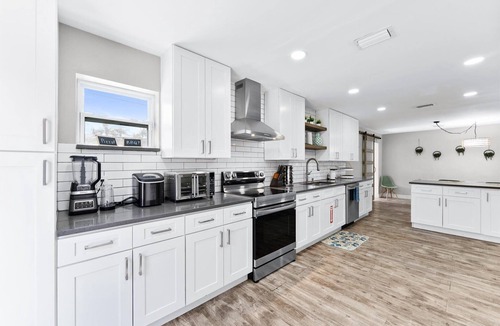 Coral Ridge Isles House | Tropical Grove Pool Villa + 5 Min to Beach
