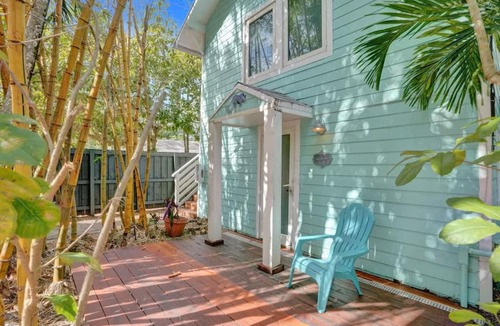 Sailboat Bend Hotel | Tropical Oasis Studio w Pool
