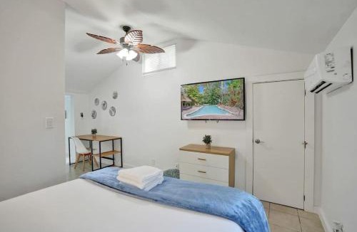 Sailboat Bend Hotel | Tropical Oasis Studio w Pool
