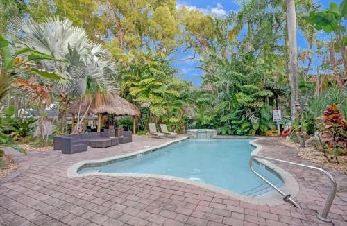 Sailboat Bend Hotel | Tropical Oasis Studio w Pool
