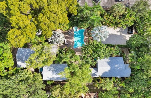 Sailboat Bend Hotel | Tropical Oasis Studio w Pool