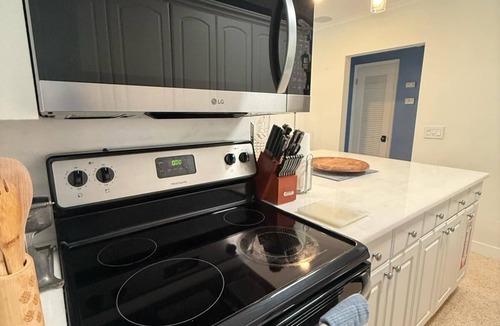 Poinsettia Heights House | Tropical Oasis - Pool+Hot Tub+BBQ - Near Las Olas