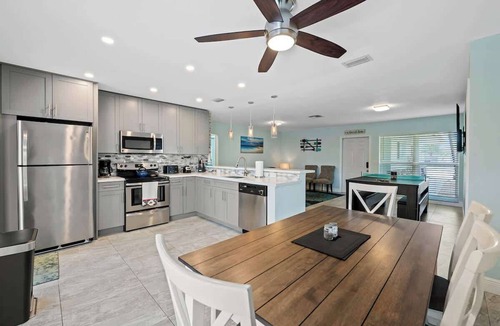 Dania Beach House | Tropical spa! Hot tub, ping pong table, 5min to Beach, airport, & downtown!