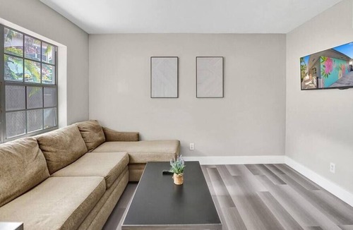 Harbordale Apartment | Tropical & Trendy 1BR-Full Kitchen- Off 17th ave!