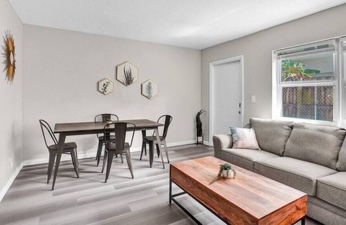 Harbordale Apartment | Tropical & Trendy 1BR-Full Kitchen- Off 17th ave!
