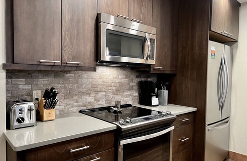 Peak 8 Resort | True Ski-in/Ski-out - 2BR, sleeps 8, ONLY Dec 27, 2025 to Jan 3, 2026