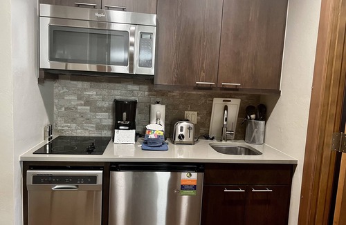 Peak 8 Resort | True Ski-in/Ski-out - 2BR, sleeps 8, ONLY Dec 27, 2025 to Jan 3, 2026