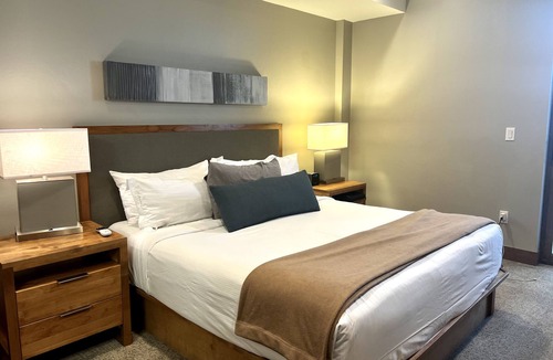 Peak 8 Resort | True Ski-in/Ski-out - 2BR, sleeps 8, ONLY Dec 27, 2025 to Jan 3, 2026