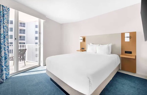 Ormond Beach Hotel | Two 2BR Suite w/Balcony & Kitchen l Sunset Boardwalk Nights & Pool Access