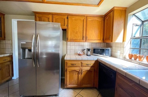 Visalia House | Two Story Bright Hacienda ~ Comfy Beds ~ Sunny Pool