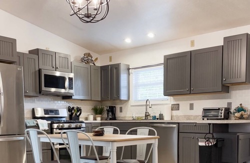 Geneva House | Ultimate Wine Country Retreat | Hot Tub, Arcade, and Mins to Spire and Winery!